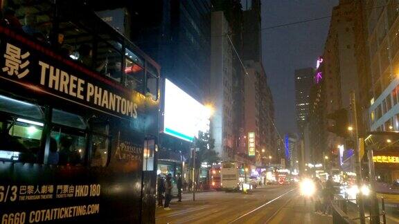 充满活力的夜晚香港城市街道电车和巴士