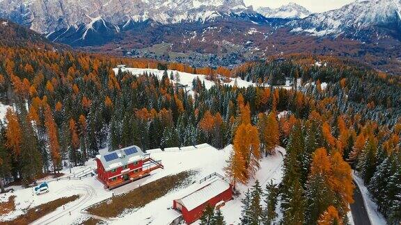 空中无人机拍摄的滑雪胜地在白雪覆盖的山和秋天的森林在白云石