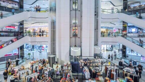 人们使用自动扶梯和电梯以及购物中心购物的4K时间间隔