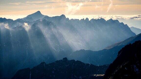 冬季欧洲阿尔卑斯山脉景观的云景时间流逝