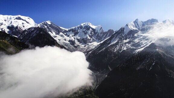 白雪皑皑的山峰喜马拉雅山中部的山脉