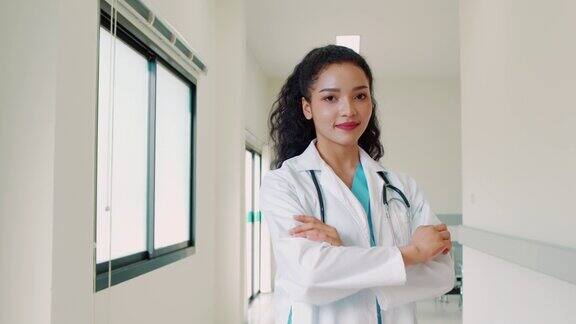 一名女医生在医院的肖像她在医疗中心