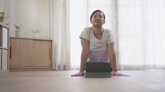 放松运动在家练习瑜伽观看在线教程