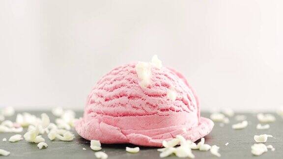 草莓冰淇淋上面有白巧克力屑