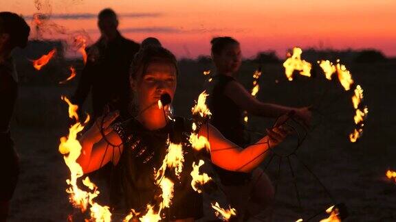 专业的舞蹈演员在节日上用闪闪发光的火把表演火场和烟火表演