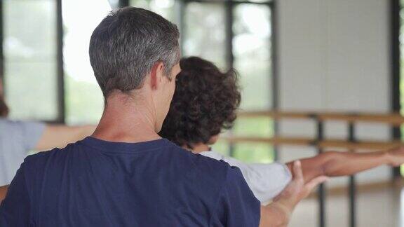 4K亚洲女子瑜伽练习室与男教练进行瑜伽练习