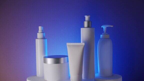 白色的化妆品瓶和灯管蓝色背景相机变焦