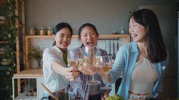 三个快乐的年轻女子在厨房准备亚洲食物
