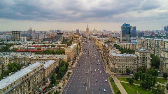夏日莫斯科市内著名的交通库图佐夫斯基大道航拍延时4k俄罗斯全景图
