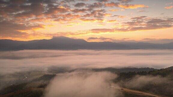 日出时山谷中有雾从山上的无人机拍摄的超延时视频