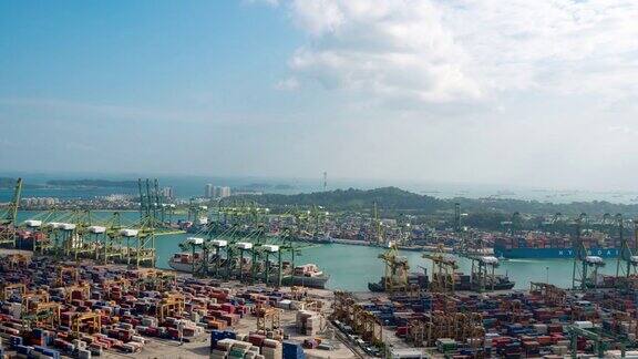 载满集装箱的集装箱船停泊在新加坡港的延时图