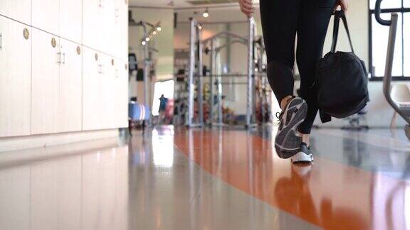 女性健身步行在健身房与袋准备锻炼锻炼建立肌肉和健康的身体人健康的生活方式概念4k决议