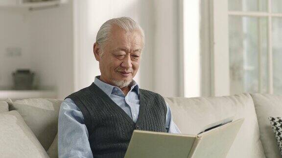 亚洲老人在家享受阅读
