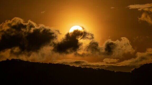 时间流逝的戏剧性日落与橙色的天空在一个阴天