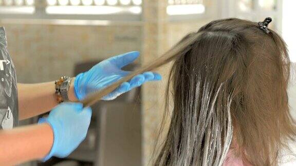 美容师在美容院修剪顾客的头发