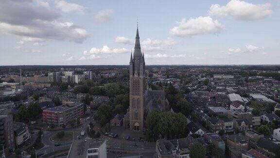 荷兰希尔弗瑟姆的Sint-Vituskerk天主教堂鸟瞰图轨道拍摄