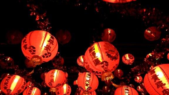 许多人在神龛里摆着中国新年装饰的灯笼