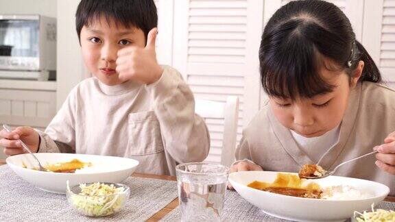 亚洲小孩在家吃咖喱饭