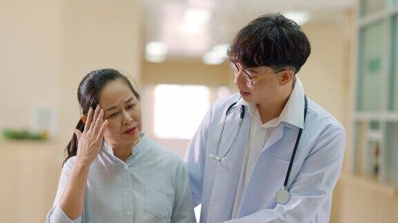 医生正在向一位老年妇女询问并解释病情