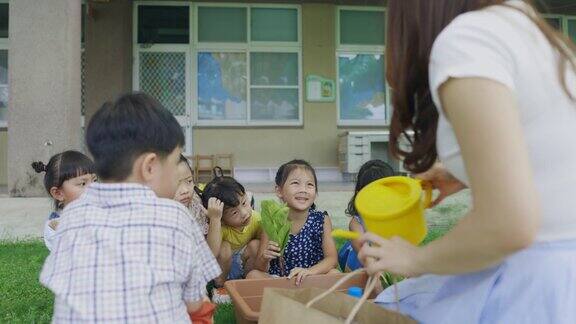 幼儿园里教孩子植物的学前教师