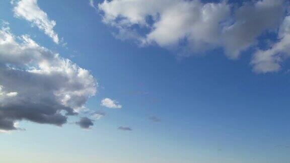 卢顿市上空快速移动的云和天空