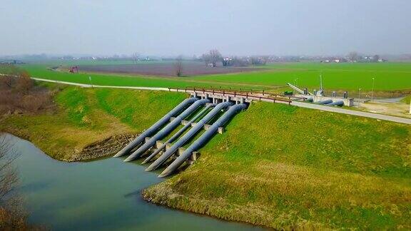 道路桥梁上的供水系统管道在河流由田野