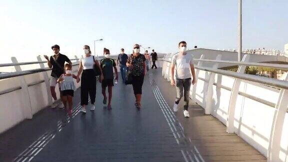 一群人在天桥上行走4k延时超视点视频