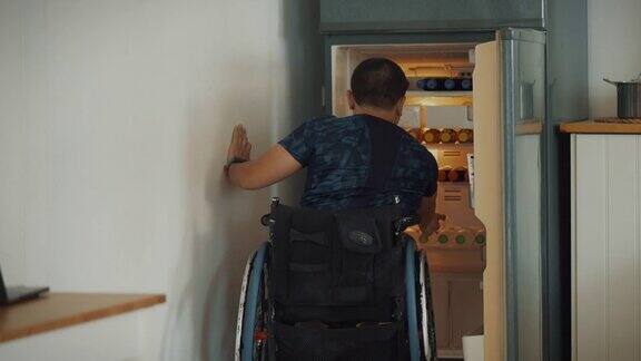 残疾人坐在轮椅上过着家庭生活残疾的收藏