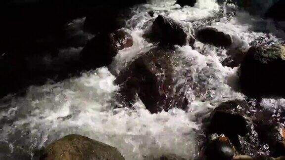 水从岩石中奔流而下