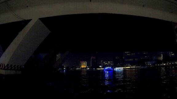 曼谷市与湄南河夜景从泰国的船