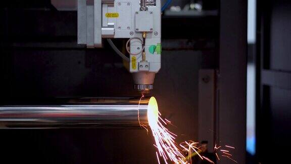 高精度数控激光切割金属板材在工厂闪闪发光