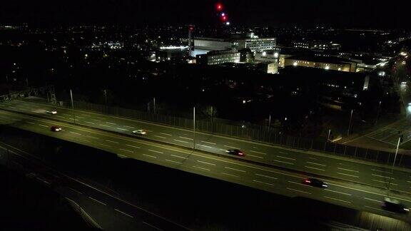 高速公路在夜间的高角度视图