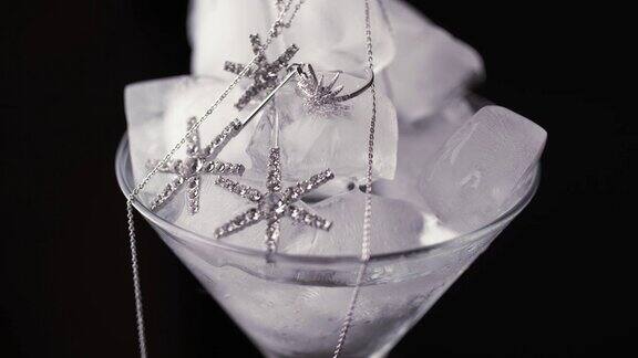 装有冰块和珍贵珠宝的高脚杯随着时间流逝冰正在融化