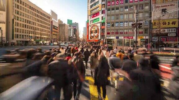 延时:行人拥挤的新宿车站东京