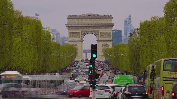 2023年4月13日法国巴黎:法国香榭丽舍大道凯旋门上的延时交通巴黎道路上汽车拥挤不堪