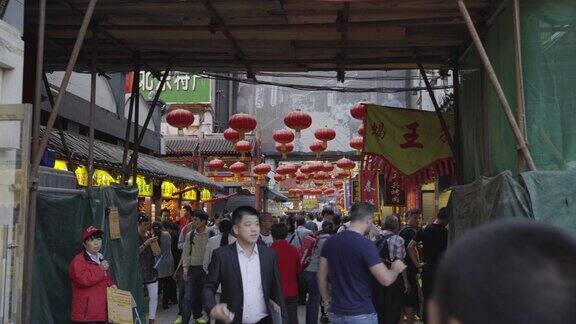 中国北京人们走在王府井大街上