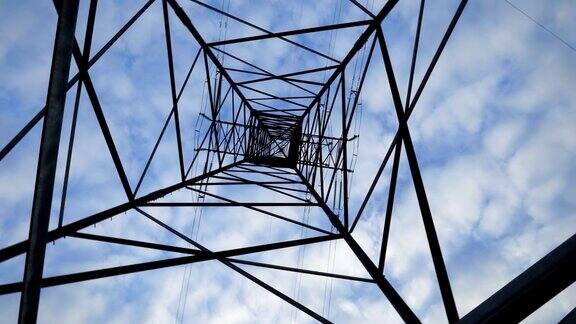 高压输电塔在天空中旋转