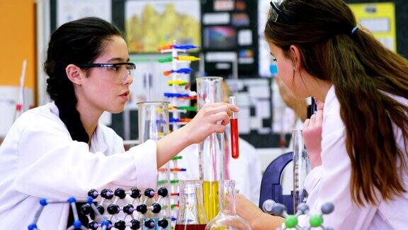女学生在实验室里闻化学物质