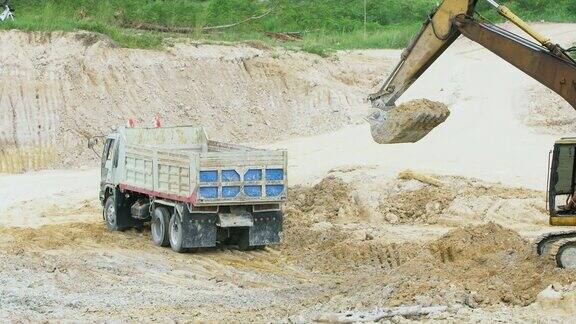 挖掘机铲斗装载自卸卡车