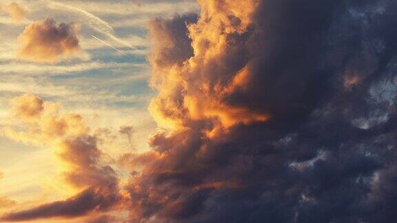 日落天空与戏剧性的彩色云景4k延时视频