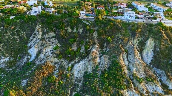 意大利西西里岛岩石悬崖上住宅建筑的鸟瞰图