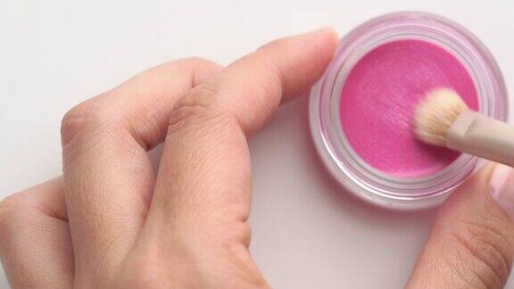 刷获得粉红色闪光颜料堆用于化妆