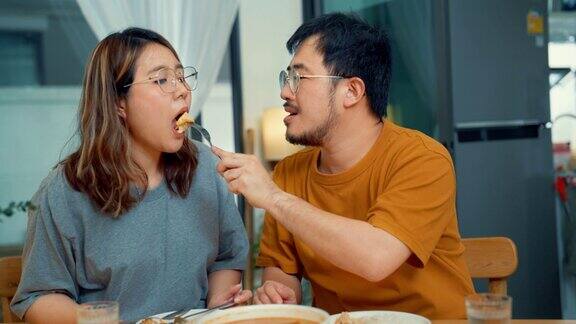 一对夫妇喝着自家做的冬阴汤