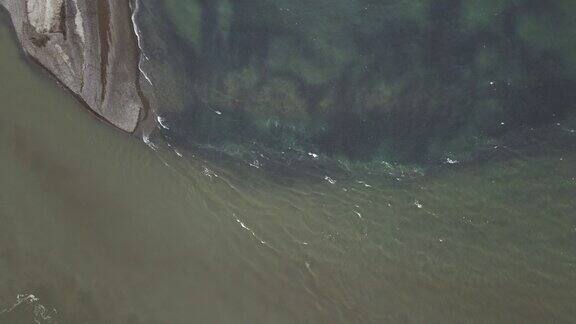 这是一条产卵河的鸟瞰图成千上万的银鲑在河里游泳