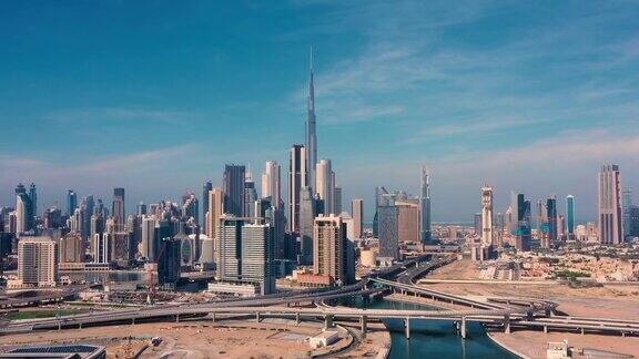 天线迪拜白天的无人机视频交通和河流的现代城市概念