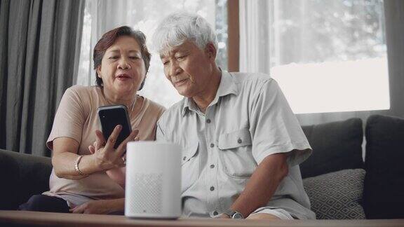 老夫妇在家里一起学习使用科技