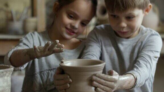 小男孩和小女孩陶艺课不及格