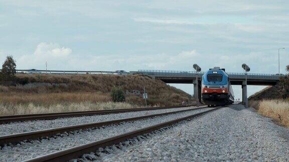 火车在轨道上高速行驶