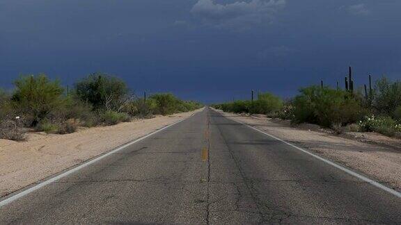 风景优美的公路公路在萨瓜罗国家公园美国亚利桑那州