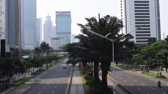 苏迪曼高速公路孤独街景的时间流逝在冠状病毒流行季节的高峰期雅加达周围的摩天大楼